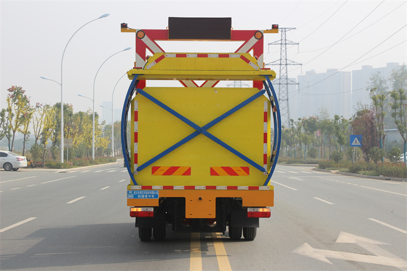 東風(fēng)小多利卡D6雙排座防撞緩沖車(chē)